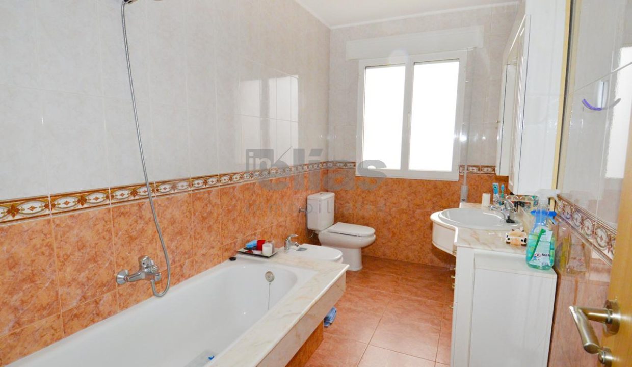 House for sale in Laxe