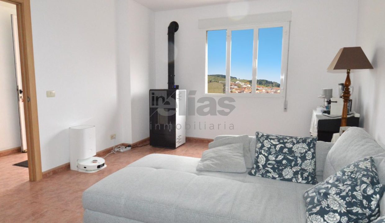 House for sale in Laxe