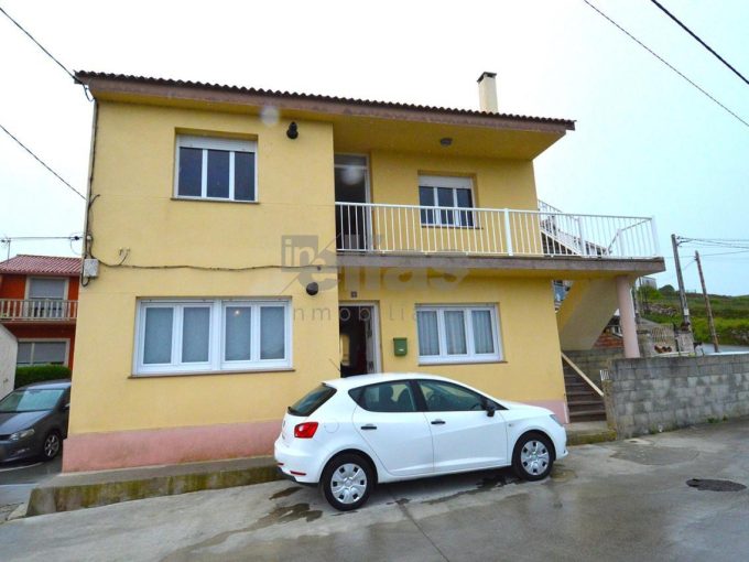 House for sale in Laxe