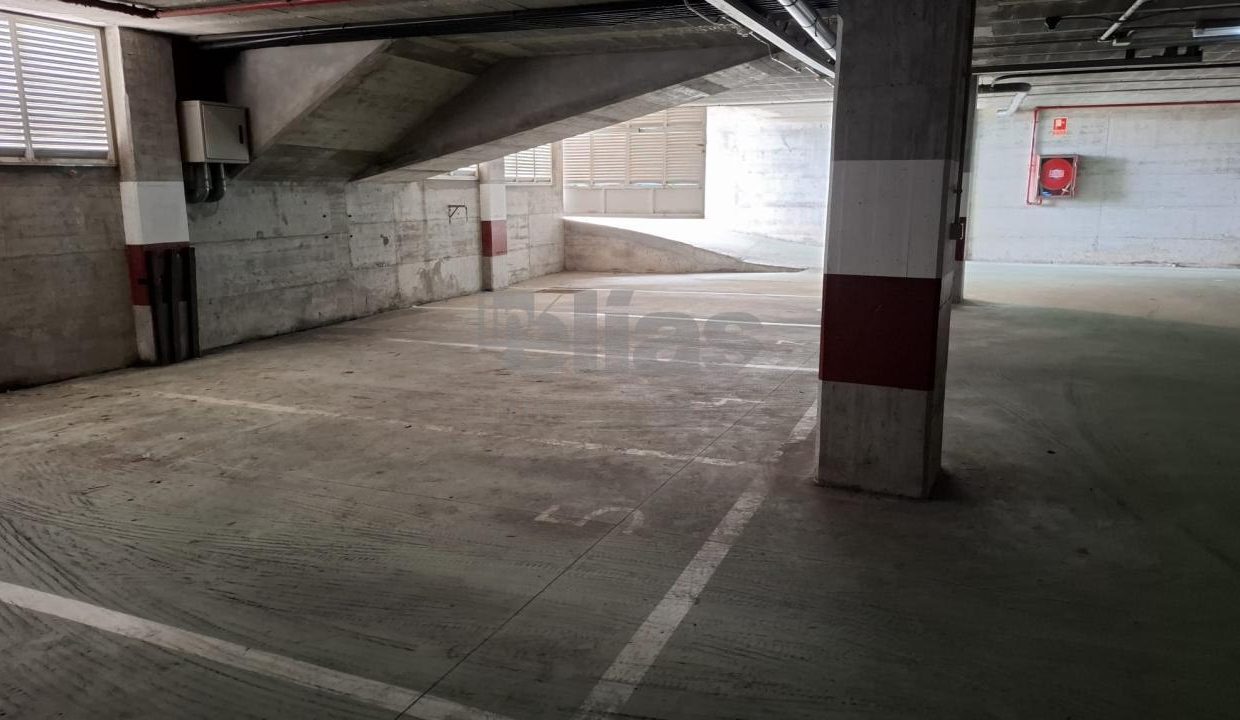 Garage to let in Laxe